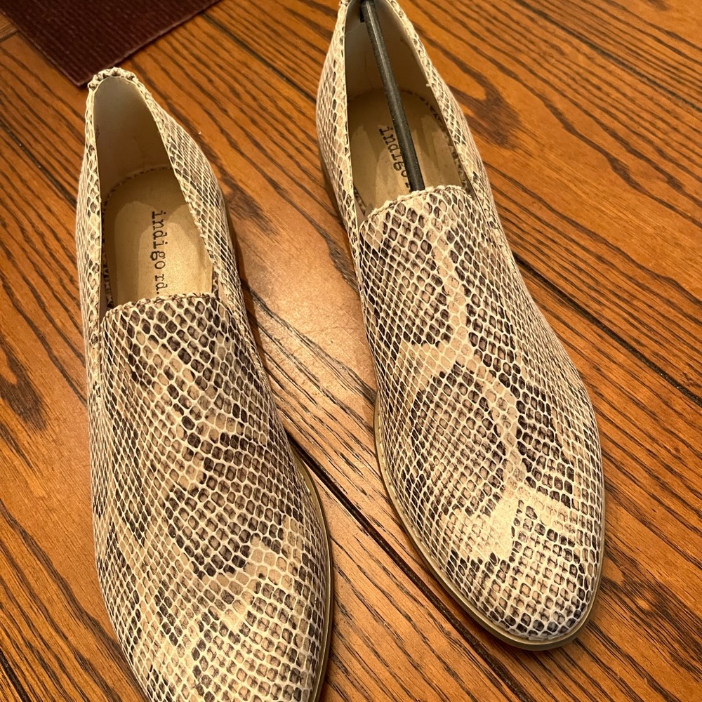 indigo rd. Snake skin style flat/loafer shoes - new never worn - size 8 1/2